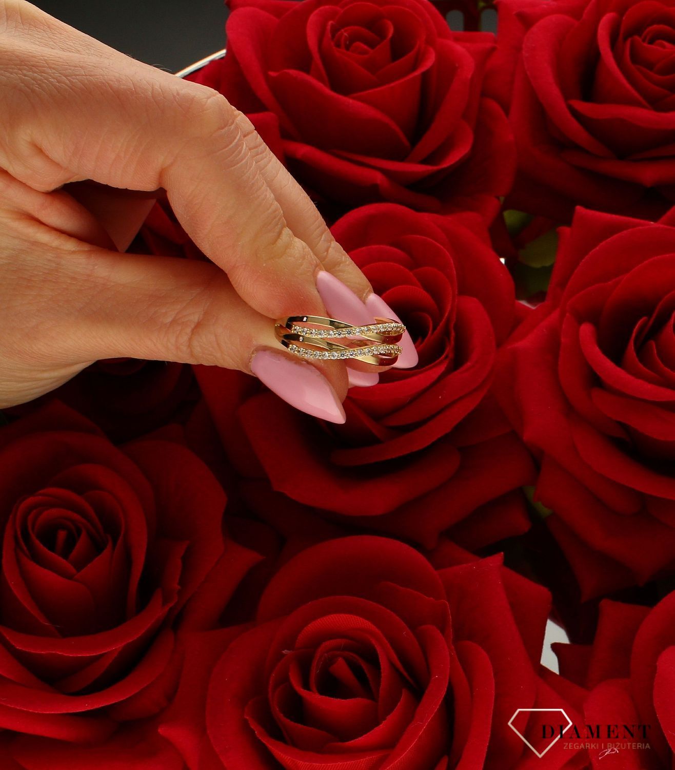 Złoty pierścionek damski Przeplatany błyskiem 585 PI 3058 585. Przeplatany pierścionek. Pierścionek złoty z cyrkoniami. Błyszczący pierścionek. Prezent na rocznicę, urodziny. Pomysł na prezent. Szeroki pierścień. Złoto z wyższ.jpg